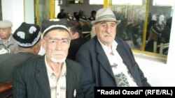 Джура Абаев с друзьями в Худжанде. Архивное фото