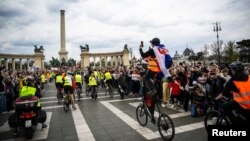 Studenti na biciklima stižu na Trg heroja u Budimpešti, 5. april 2025.
