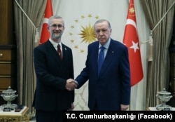 Перший заступник голови Меджлісу кримськотатарського народу Наріман Джелял і президент Туреччини Реджеп Таїп Ердоган у Стамбулі, 8 липня 2025 року