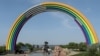 Арка дружби народів розмальована у кольори веселки. Київ, 4 травня 2017 року