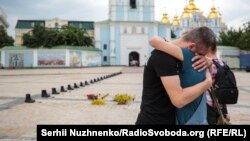 49 пар військового взуття на Михайлівській площі – за кількістю військових, загиблих на борту Іл-76