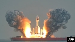 Үш спутникті орбитаға шығаратын қытайлық Gravity-1 ракета тасымалдағышының көкке көтерілген сәті. 11 қазан, 2025 жыл.