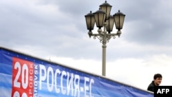 Росія -- Логотип саміту ЄС-Росія в центрі Хабаровська