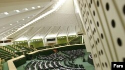 يکی از اعضای کميسيون برنامه و بودجه و محاسبات مجلس شورای اسلامی، گفت که به توجه به شرايط کنونی اقتصاد ايران، تحريم به دليل پافشاری ايران بر غنی سازی اورانيوم، اقتصاد ايران را دچار «بحران» می کند.