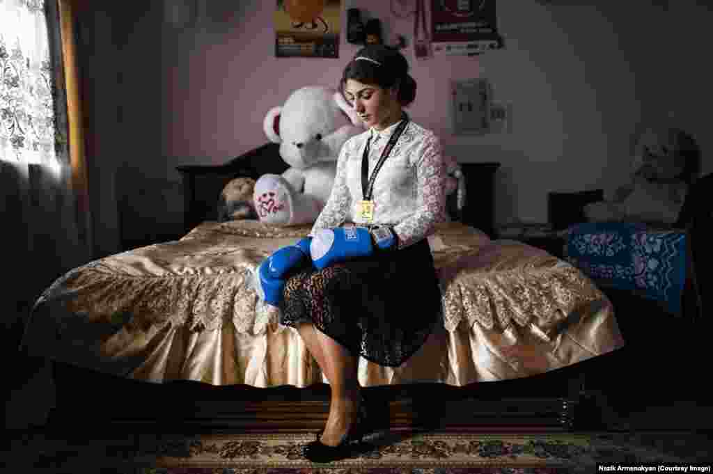 Ануш Григорян &ndash; 19. Уже десять лет она профессионально занимается боксом. Мечтает участвовать в летних Олимпийских играх 2016 года.