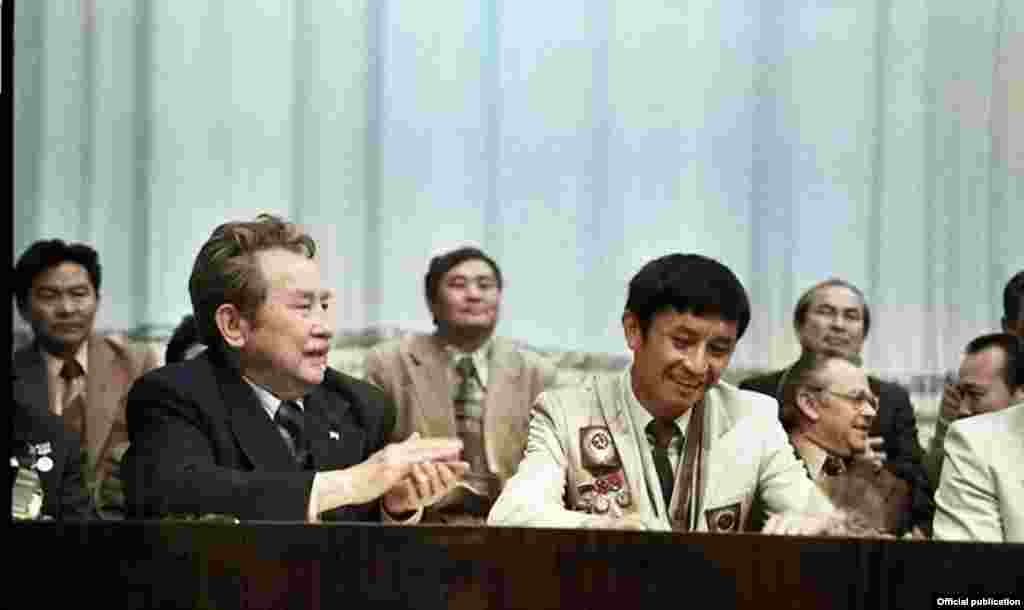 Жуманазаров 1980-жылы Кыргыз мамлекеттик дене тарбия институтун бүтүргөн. 1985-91-жылдары Бишкек шаарындагы &laquo;Колхозчу&raquo; жана &laquo;Эмгек резервдери&raquo; ыктыярдуу спорт коомдорунда машыктыруучу болуп эмгектенип, жаш жөө күлүктөргө тажрыйбасын бөлүшкөн.