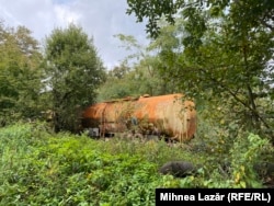 Ржавая железнодорожная цистерна на территории завода в Виктории