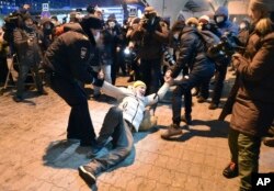 Autoritetet ruse duke arrestuar një person në aeroportin Vnukovo të Moskës.