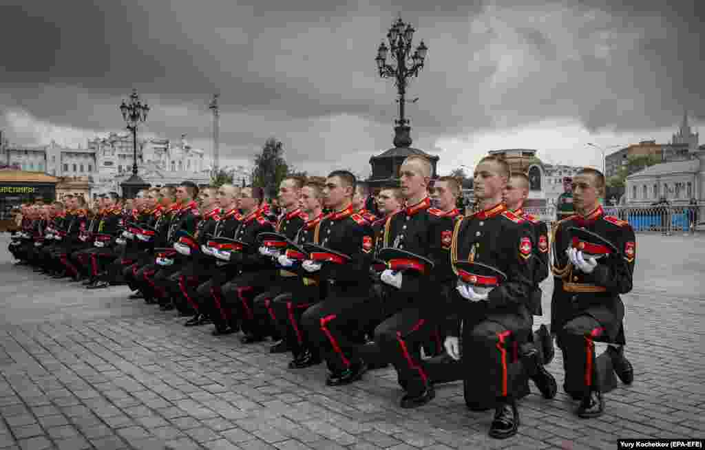 Российские курсанты принимают участие в церемонии посвящения первокурсников Московского военно-музыкального училища в суворовцы перед Храмом Христа Спасителя в Москве, 1 сентября