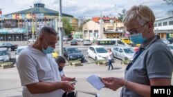 Egy látogató védettségi igazolványát ellenőrzik a fővárosi Széchenyi fürdő bejáratánál 2021. május 1-jén. A Magyar Orvosi Kamara visszahozná a védettségi igazolvány használatát 
