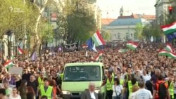 Багатотисячна хода проти Орбана у Будапеші (відео)