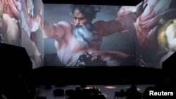 Publika posmatra djelo Michelangela tokom “Digital Art House” multimedijalnog programa u Rigi, Latvija, 18. januar, 2020.
