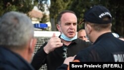 Predsjednik Opštine Tuzi Nik Đeljošaj (u sredini) na okupu građana u Tuzima (25. februar)