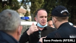 Predsjednik Opštine Tuzi Nik Đeljošaj tokom protesta zbog vladinih dodatnih antikorona mjera u Tuziju, februar 2021.