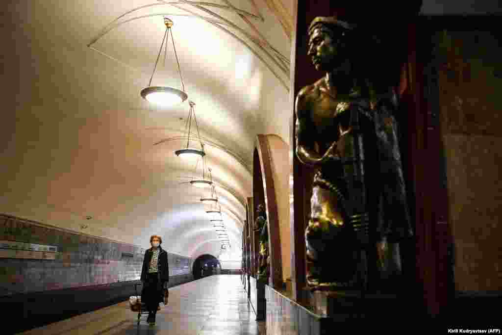 Rusia: O călătoare, care poartă o mască de protecție, la o stație de metrou din Moscova. (AFP / Kirill Kudryavtsev)