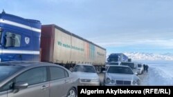 Бишкек-Ош жолундагы унаа тыгыны. Төө-Ашуу. Февраль, 2021-жыл.