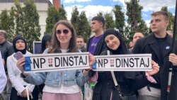 Učesnice protesta u Novom Pazaru nose transparent na kojem piše "Dinstaj", 12. aprila 2025.