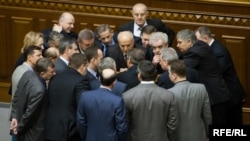  Депутати від фракції Блоку Юлії Тимошенко у Верховній Раді блокують трибуну й президію парламенту. Київ, 2 квітня 2010 року