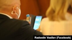 Иван Гешев си разменя съобщения с "Pi Ar Sevi Boiko" на заседанието на правната комисия на 10 септември.