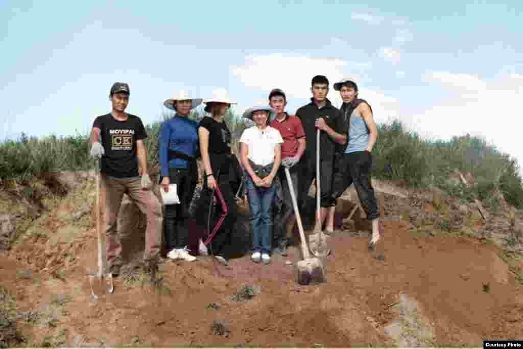 Кочкор-Башы: "Төрт-Күл" шаар чалдыбарын казууга катышкан студенттер. - Нарын облусунун Кочкор өрөөнүндөгү Кум-Дөбө айылындагы байыркы Кочкор-Башы шаарынын ордунда ("Төрт-Күл" чалдыбарында) археологиялык казуу иштерине катышкан КУУнун студенттери. Археолог Ороз Солтобаев "Азаттыкка" берген сүрөт. 01.7.2011. 