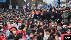 Біля будівлі парламенту в Сеулі тривають акції з вимогою арешту та імпічменту Юн Сок Йоля