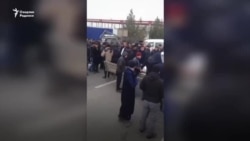 В Сырдарье водители перекрыли дорогу в знак протеста против дефицита метанового газа
