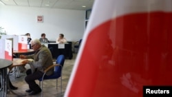 Potrivit sondajelor, partidul Lege și Justiție (PiS), aflat la guvernare până în decembrie anul trecut, s-a clasat pe primul loc după numărul de voturi obținute în alegeri. Dar partidele din tabăra adversă, pro-europeană, aul luat împreună mai mult. 