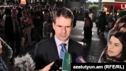 Посол Франции в Армении Жонатан Лакот, площадь Азнавура, Ереван, 1 октября 2018 г.