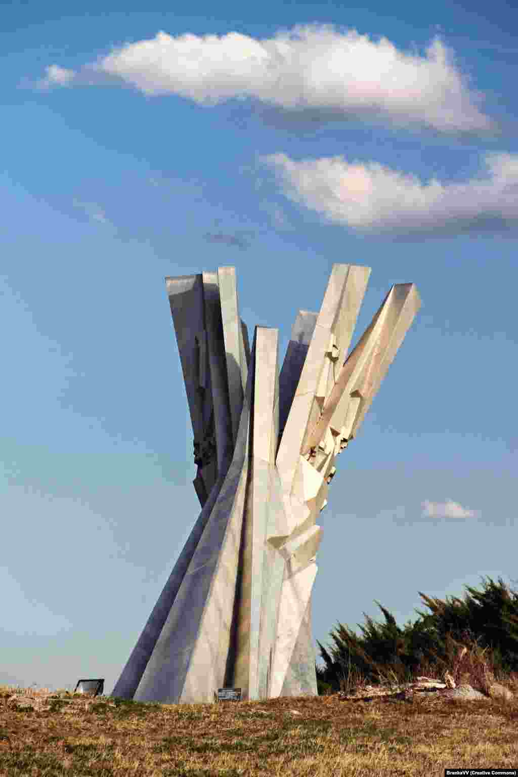 Monumentul Ostra este acoperit cu panouri din aluminiu. Potrivit lui Donald Niebyl, care administrează un site dedicat memorialelor fostei Iugoslavii, pe o inscripție acum pe jumătate ștearsă de vreme aflată în apropierea monumentului, se putea citi cândva: &bdquo;Detașamentul de partizani Cacak a murit, dar apoi a renăscut și stă mărturie că libertatea poate pierde unele bătălii, dar nu va pierde niciodată războiul. &quot;