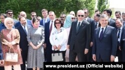 В Бухару турецкого президента Реджепа Тайипа Эрдогана и его супругу Эмине Эрдоган (первая слева) сопровождали президент Узбекистана Шавкат Мирзияев и его супруга Зироатхон Хашимова (вторая слева).