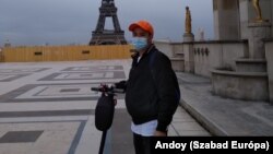 Andoy munkából hazafelé rollerezik 2021. május 11-én Párizs 16. kerületében