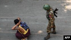 Мандалай шаарында кармалган демонстрант, 3-март 2021-жыл.