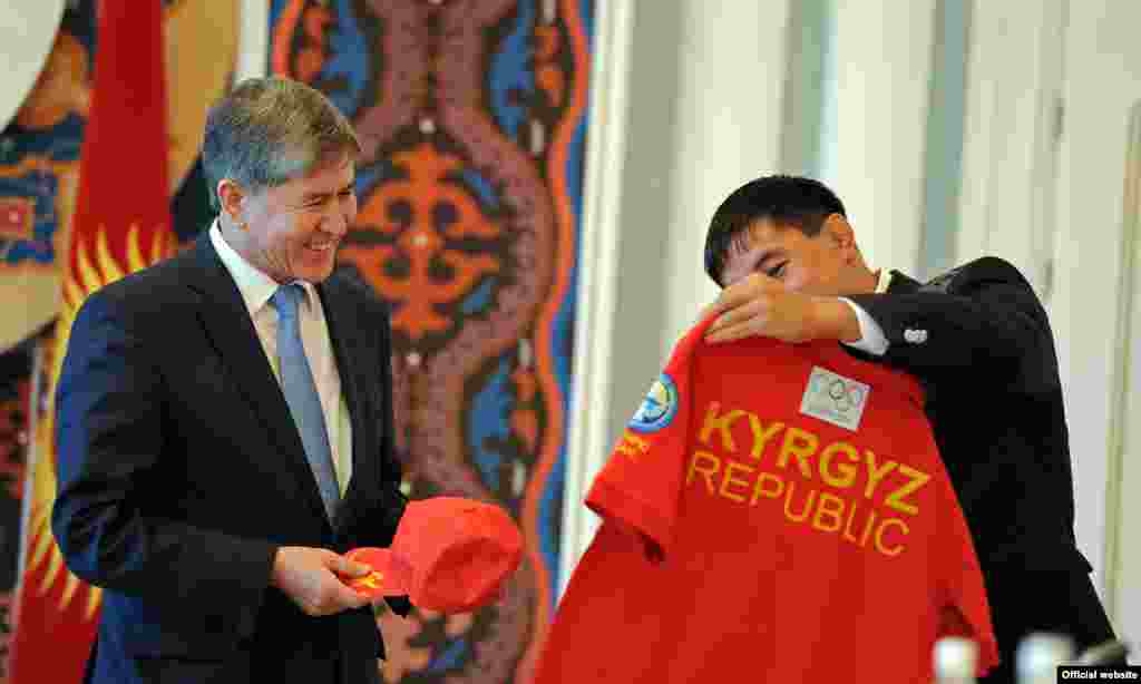 Данияр Кобонов вручил президенту КР памятную кепку и футболку с олимпийской символикой