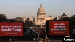 Două camioane cu pancarte care cer condamnarea lui Donald Trump în al doilea proces de impeachment, Washington, 8 februarie 2021