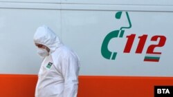 Медик пред болницата в Бургас