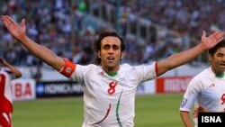 علی کریمی در یکی از بازی‌های تیم ملی فوتبال ایران