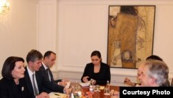 Takimi Bërns- Jahjaga