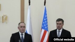 Глава Федеральной службы России по наркоконтролю Виктор Иванов (слева) и директор Управления администрации президента США по вопросам контроля за незаконным оборотом наркотиков Гил Керликовске