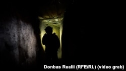 Боєць в укритті після повернення з бойового виходу