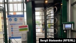 На прохідній пивоварні, окрім інших, висять гігієнічні правила щодо запобігання поширенню коронавірусу