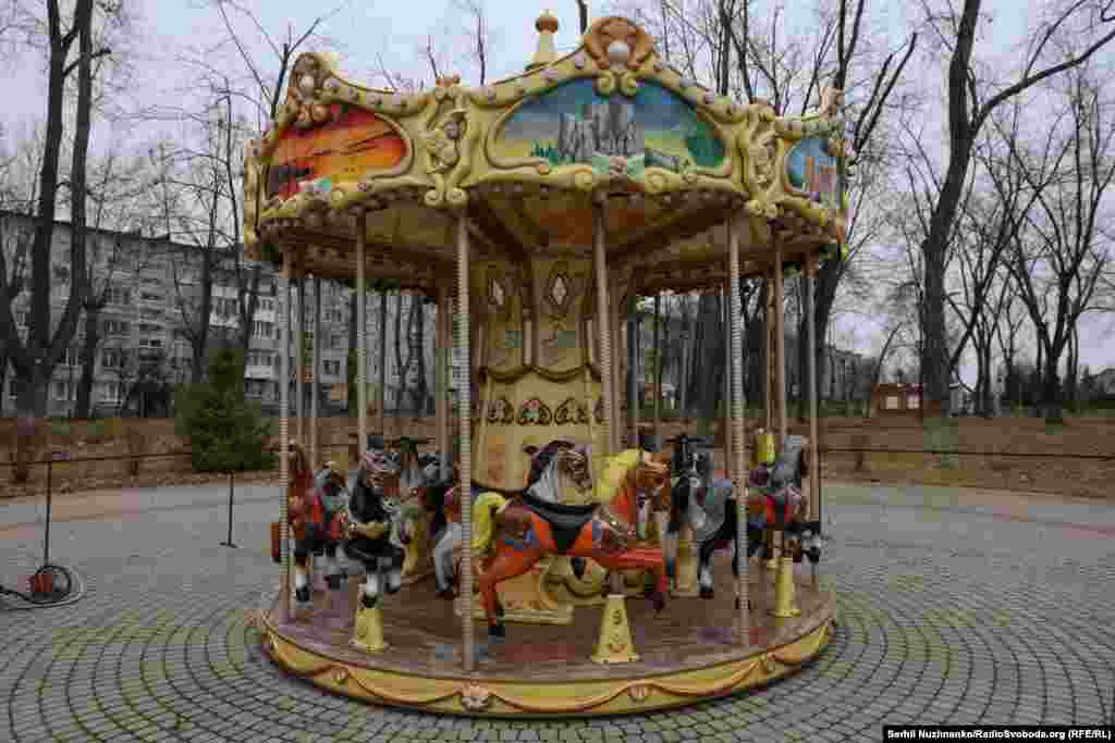 Парк Ювілейний, дитячий парк розваг, тут артканонаду чути ще ближче. За повідомленням Покровської ВЦА, у місті зараз залишилося близько 11,5 тисячі жителів, із них &ndash; 27 дітей. Нещодавно під час обстрілу одного з районів міста поранення отримав 3-місячний хлопчик