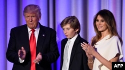 Избранный президентом США Дональд Трамп со своим сыном Бэрроном и женой Меланией на митинге после объявления результатов президентских выборов