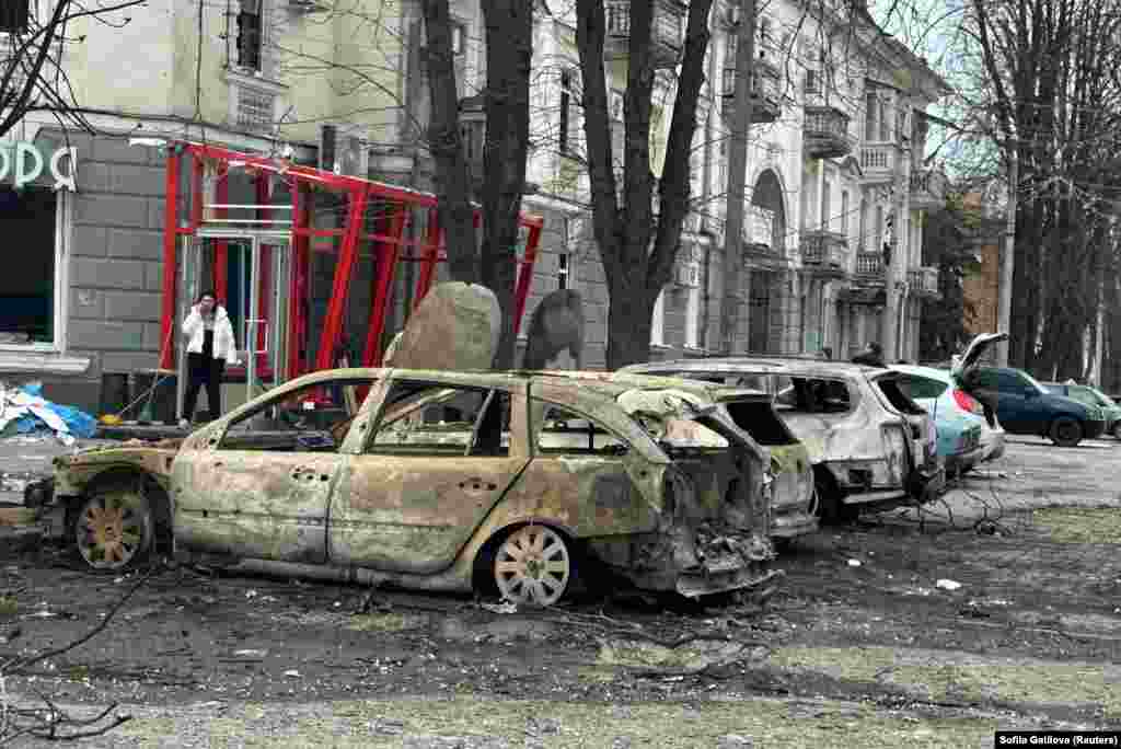 Спалені автівки внаслідок російської ракетної атаки на центр Сум