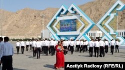 Каждой группе гостей на форуме по волонтрёру, это слишком, считает участник форума.