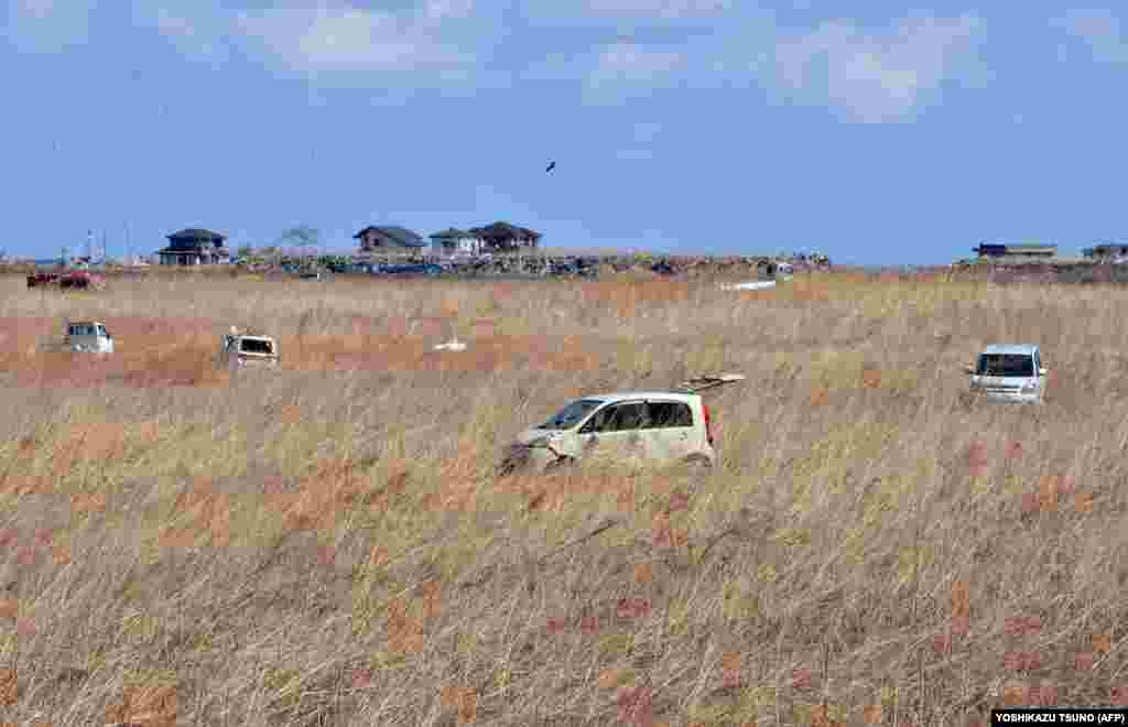 Makina të dëmtuara shihen në fushat në qytetin Namie, dy vjet pas tërmetit dhe cunamit në Japoni.&nbsp; &nbsp;