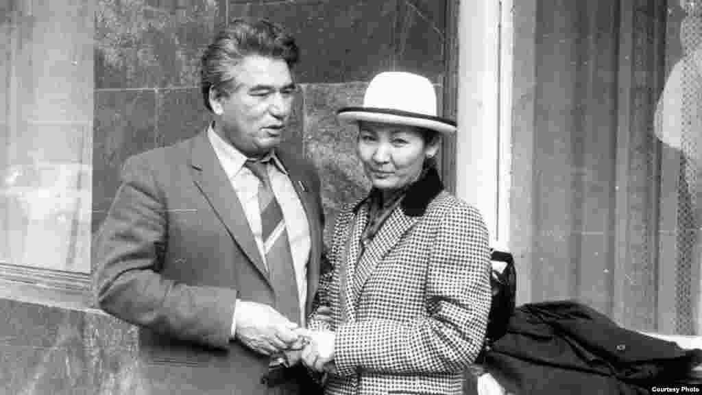 Мария Айтматова Суусамыр өрөөнүндө, 8-март айылында жарык дүйнөгө келген.