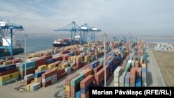 Doar o parte din containerele din Portul Constanța sunt verificate la scaner.