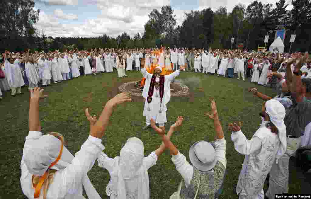 Visszarioniták egy ceremónián 2007-ben. Torop több könyvet is írt, amiket ő az Utolsó Testamentumnak nevez. Az Utolsó Testamentumban ugyanúgy vannak a lelki életről szóló értekezések, mint teljesen hétköznapi tanácsok, például a mosással kapcsolatban.