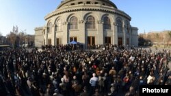 На площади Свободы в Ереване не стихают митинги оппозиции