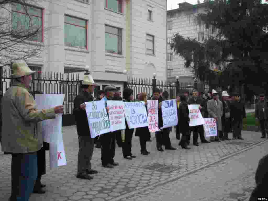 Бишкекке келген БУУнун Башкы Катчысы Пан Ги Мундун жолун утурлай 3-апрелде Кыргызстандагы кысымга кабылган маалымат каражаттарынын өкүлдөрү, укук коргоочулар БУУнун Бишкектеги үйүнүн алдына пикетке чыгышты. 